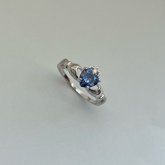 Sterling silver alexandrite(lavender) stone claddagh ring, claddagh ring, Celtic - Picture 8 of 9